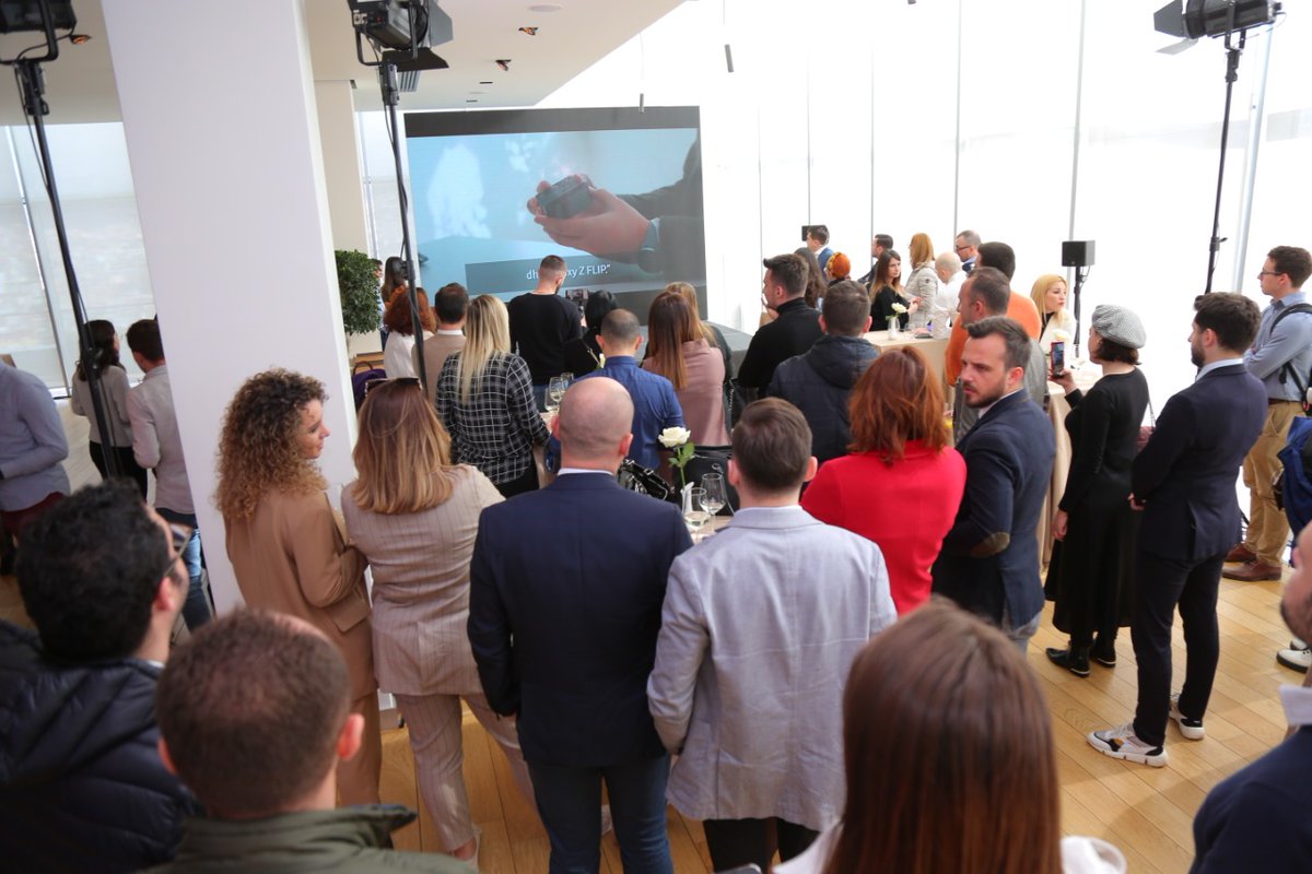IcebergComm's tweet photo. The Galaxy S20 series introduces a brand-new camera architecture that combines AI with Samsung’s largest image sensor yet for stunning image quality. 
Along with the camera, the Galaxy S20 makes every  experience easier and better! #samsungpr #SamsungGalaxyS20 #launchevent https://t.co/h9wZNNJX8w