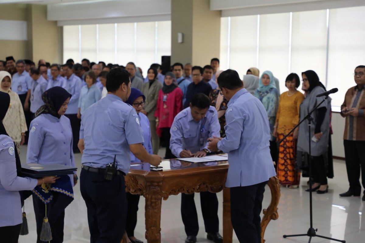 bppmhkp's tweet photo. Kepala BKIPM @rinajanwar2201 dan Irjen KKP @Dr_MYusuf bertindak sebagai saksi pada pelantikan eselon I yang dilaksanakan di Ruang Tuna lantai 15 GMB IV sore ini (5/3) https://t.co/ama2LD4kQz