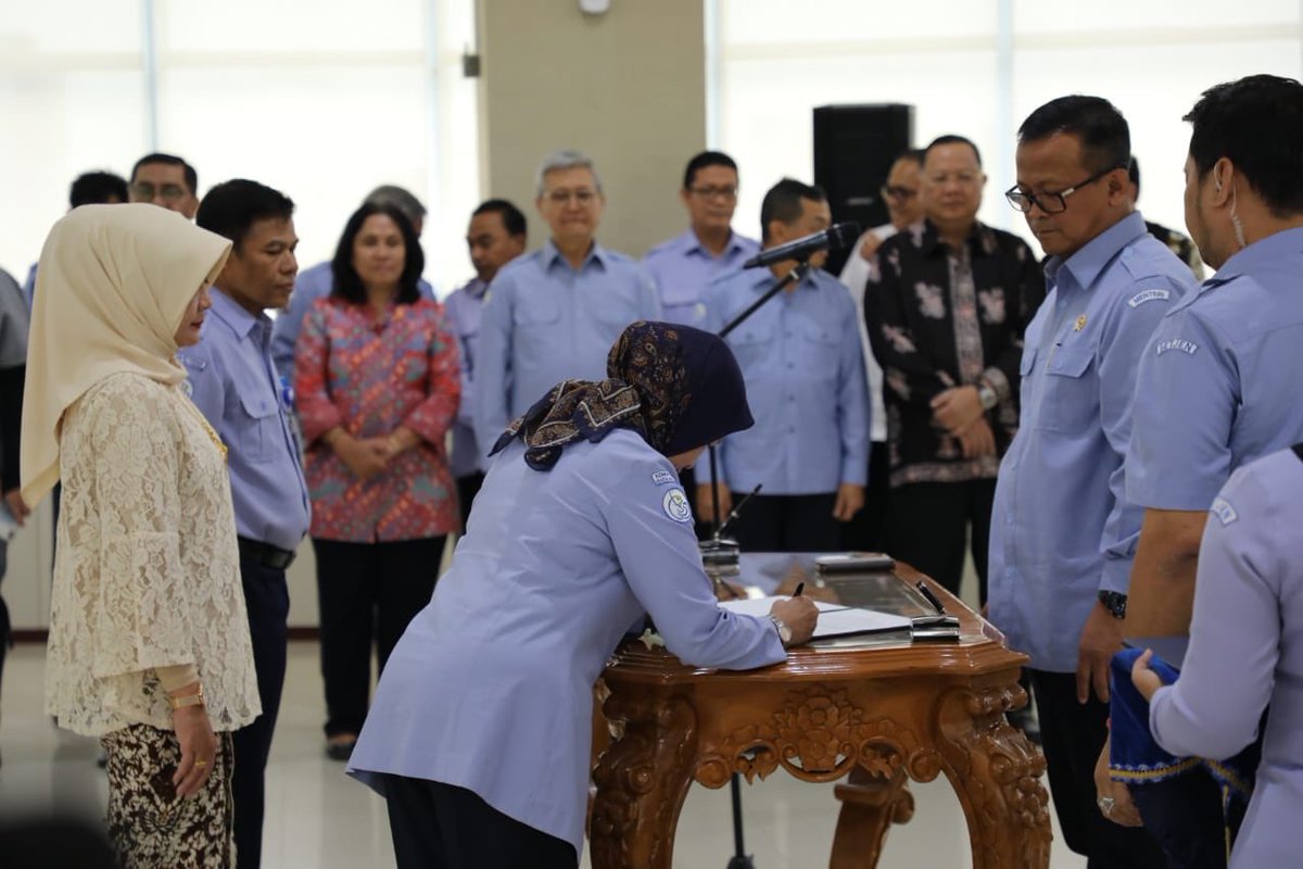 bppmhkp's tweet photo. Kepala BKIPM @rinajanwar2201 dan Irjen KKP @Dr_MYusuf bertindak sebagai saksi pada pelantikan eselon I yang dilaksanakan di Ruang Tuna lantai 15 GMB IV sore ini (5/3) https://t.co/ama2LD4kQz