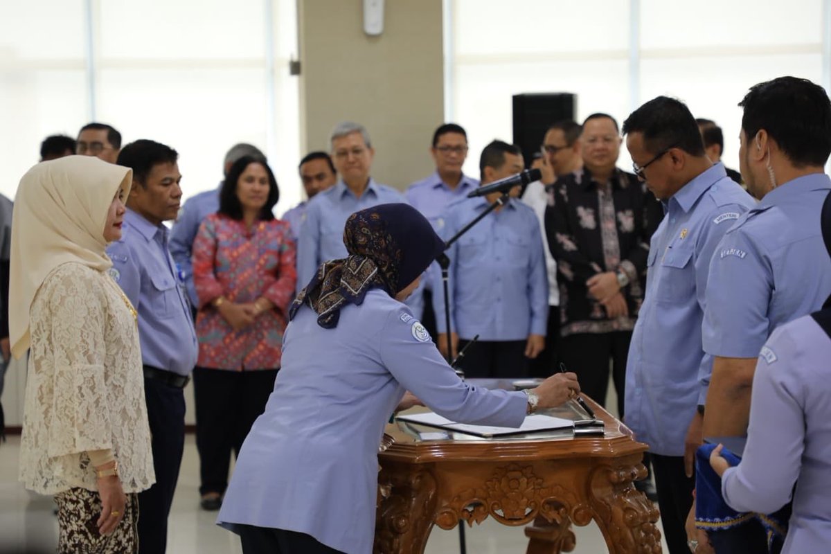 bppmhkp's tweet photo. Kepala BKIPM @rinajanwar2201 dan Irjen KKP @Dr_MYusuf bertindak sebagai saksi pada pelantikan eselon I yang dilaksanakan di Ruang Tuna lantai 15 GMB IV sore ini (5/3) https://t.co/ama2LD4kQz