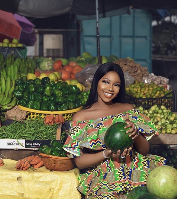 Tacha in the market dressed in Kente 💚💚💛

👩🏻‍🦱 @Symply_Tacha 

#ZenMagazine #bbnaija #bbnaijapepperdem