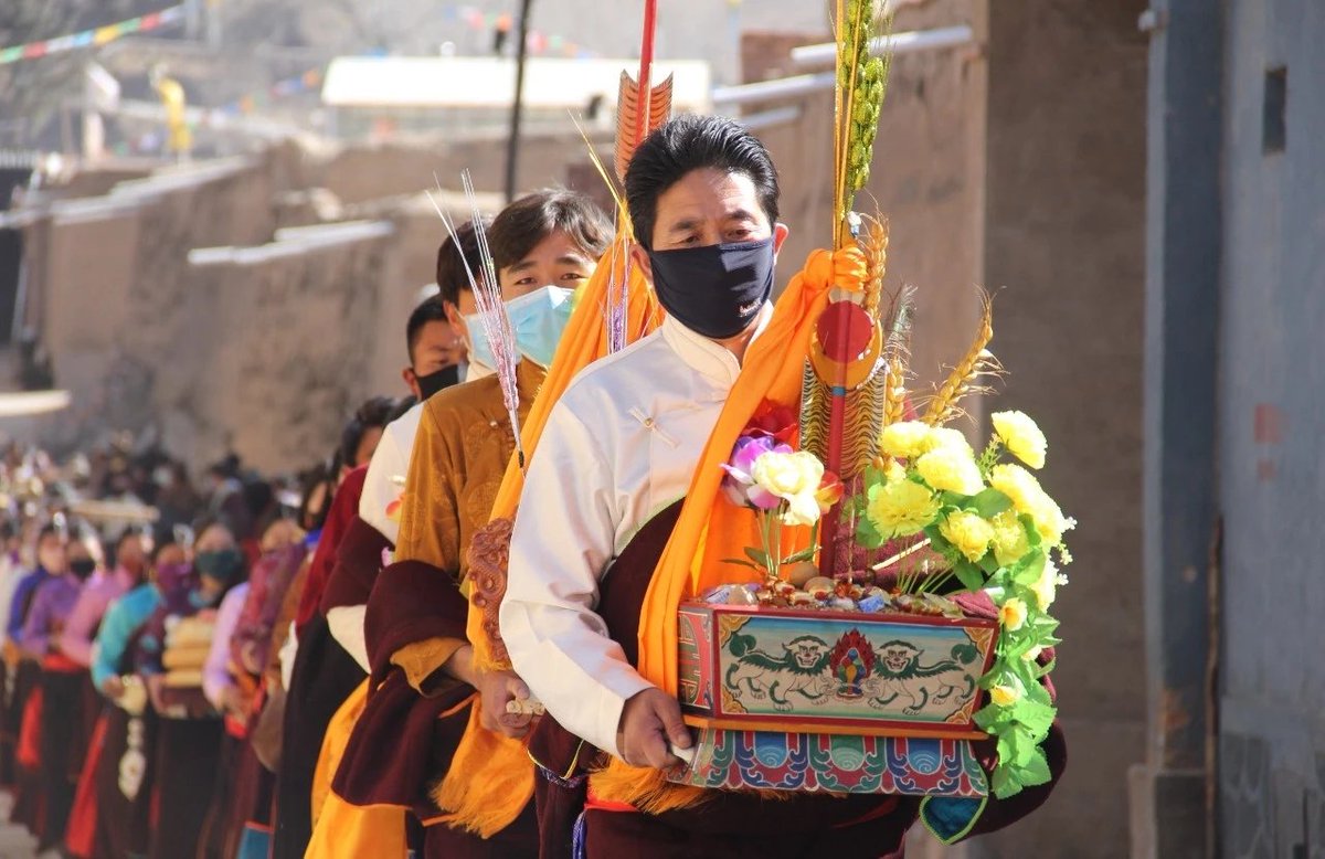 KRgyal's tweet photo. Tong ga (ཐོང་ག) is ritual in Tibetan farming area to wish for a good harvesting before the farming. However, this looks like a performance for me than actual ritual. #TibetanFarmingCulture #Ritual #Tibetan #AmdoTibet Check it here: https://t.co/0JbRWFjrIs https://t.co/uRCidAHuaF