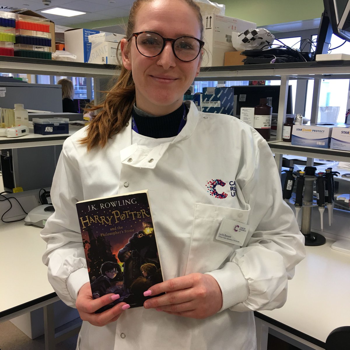 CR_UK's tweet image. For #WorldBookDay, clinical trials lab technician, Lydia, shared JK Rowling’s, Harry Potter as a book that inspires her. “Hermione reminds me to stay brave in the face of adversity. Working in research it's important to stay determined, and develop new ways to target cancer.” 📚