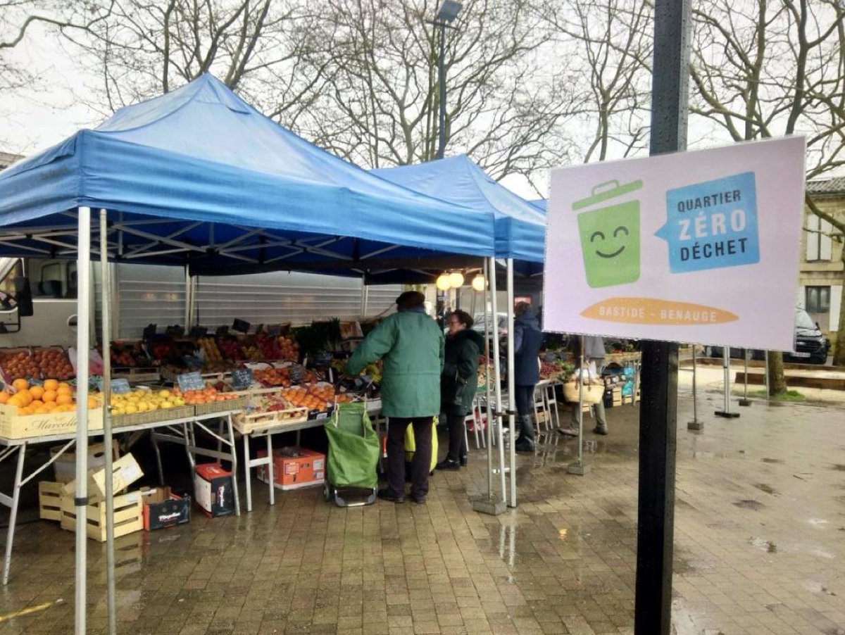 [#ZéroDéchet] C'est jour de marché sur la place Calixte Camelle ! Nous bravons la pluie pour échanger avec vous sur l'opération 0 #déchet sur le quartier. 
🔗 monquartierzz.org

#Bastide #Benauge #Bordeaux