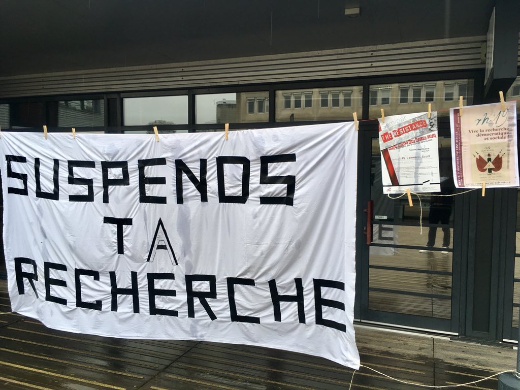 Revolutions19e's tweet photo. #5mars L’université s’arrête! A l’Upec, opération « Suspends ta recherche! » Vive la recherche démocratique et sociale!  @UnivOuverte @sluniversite https://t.co/bCPceSla08