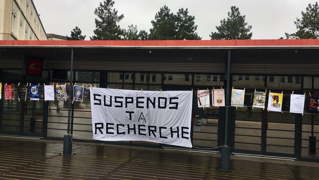 Revolutions19e's tweet photo. #5mars L’université s’arrête! A l’Upec, opération « Suspends ta recherche! » Vive la recherche démocratique et sociale!  @UnivOuverte @sluniversite https://t.co/bCPceSla08