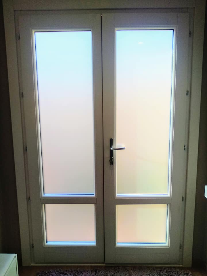 CarpinteriaMena's tweet photo. Buenos días! Hoy os enseñamos nuestra ventana mixta, que combina la calidez de la madera de pino en el interior y evita el mantenimiento con el aluminio en el exterior. Esta ventana tiene un aislamiento térmico y acústico único en el mercado.
#aislamiento
https://t.co/RUDkItLdz7 https://t.co/86BwNndf1z