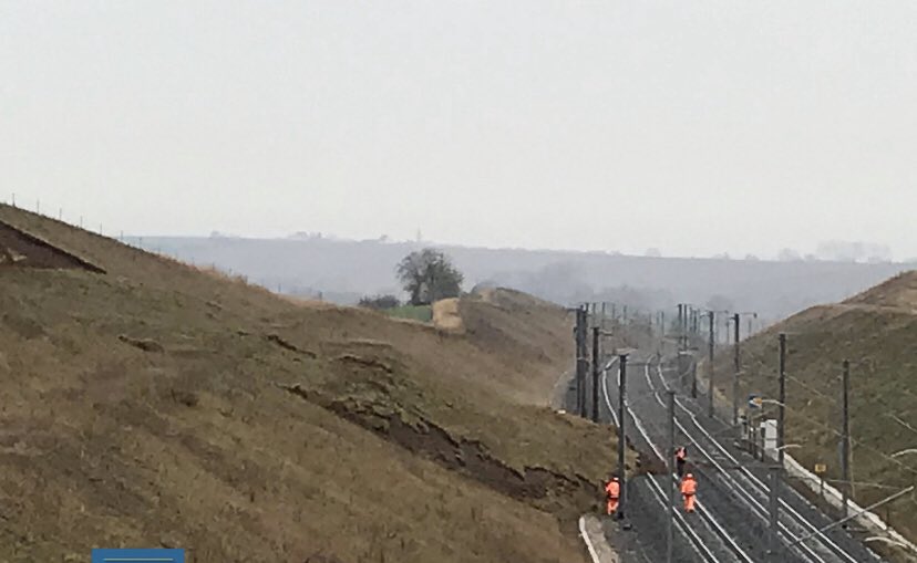 alainkrakovitch's tweet photo. Suite à un affaissement soudain de terrain, un TGV reliant Strasbourg à Paris est sorti de la voie (TGV resté debout).Notre priorité est la prise en charge de notre conducteur, grièvement blessé mais dont les jours ne sont pas en danger, et de nos clients et chef de bord,choqués. https://t.co/7uUebMFnnE