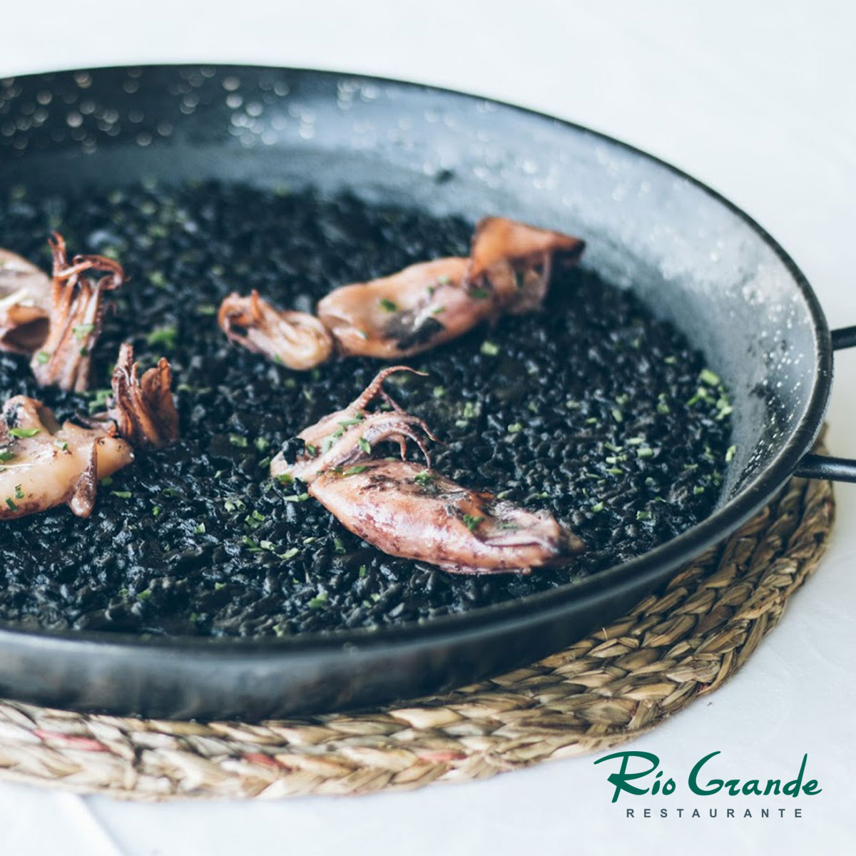 RioGrandeSev's tweet photo. Lo bueno se comparte. Arroz negro con chipirones para dos. ¿Gustas?
#RestauranteRioGrande #Terraza #Restaurante #Eventos #Sevilla #CocinaHonesta https://t.co/W6hNc6FDg8