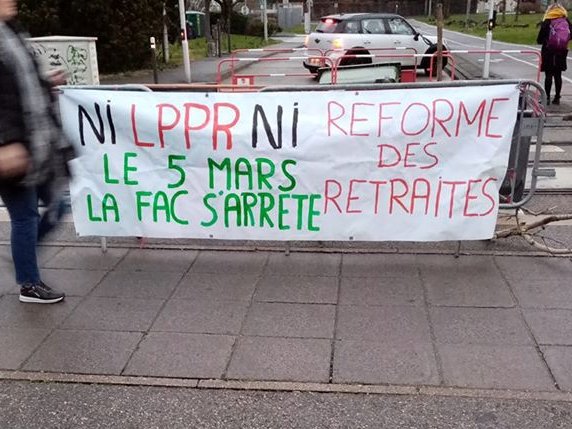 berurier_'s tweet photo. #Grenoble #5mars L'UGA en lutte contre la reforme des retraites, l'utilisation du 49.3 et la LPPR
Ce matin blocage des voies du tram avant une intervention de la police, avant de sortir les chaises des cours pour un #Printempsdeschaises
( photo via Grenoble En Lutte) https://t.co/tfHSUR9Rg6