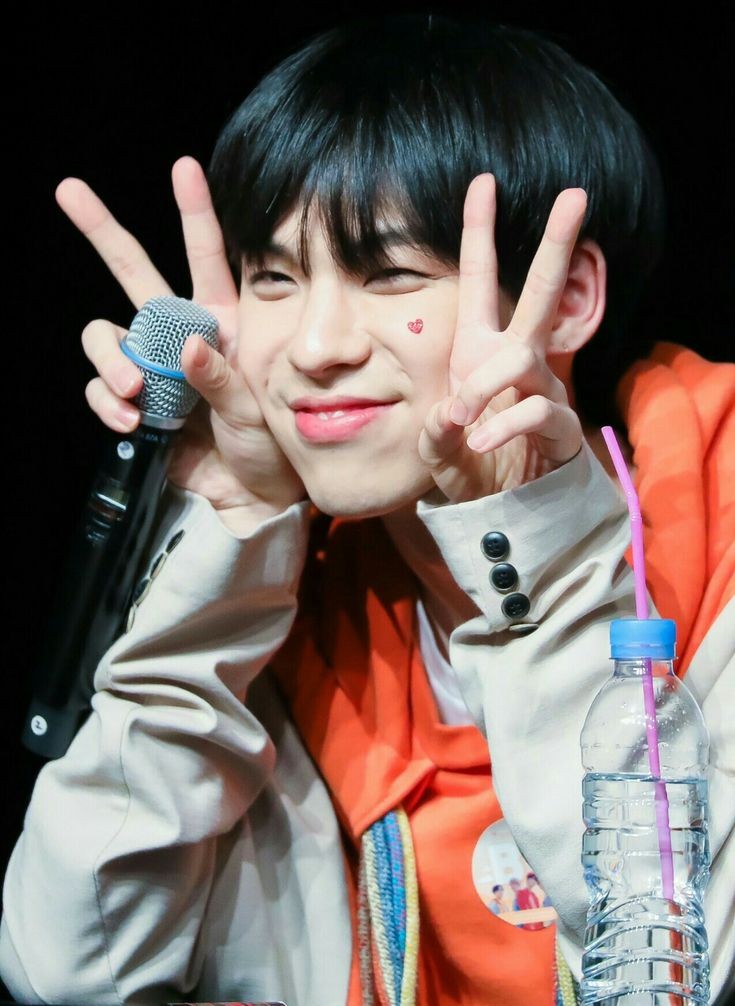 lissoooyaa's tweet photo. Happy birthday my cousin 🎂🎉❤️
#HAPPY_BX_DAY #HappyBXDay #BX_BDAY
#내게다가온_운명의_고니 #CIX #BX
#LEEBYOUNGGON #BYOUNGGON https://t.co/6EMvFiHCjo