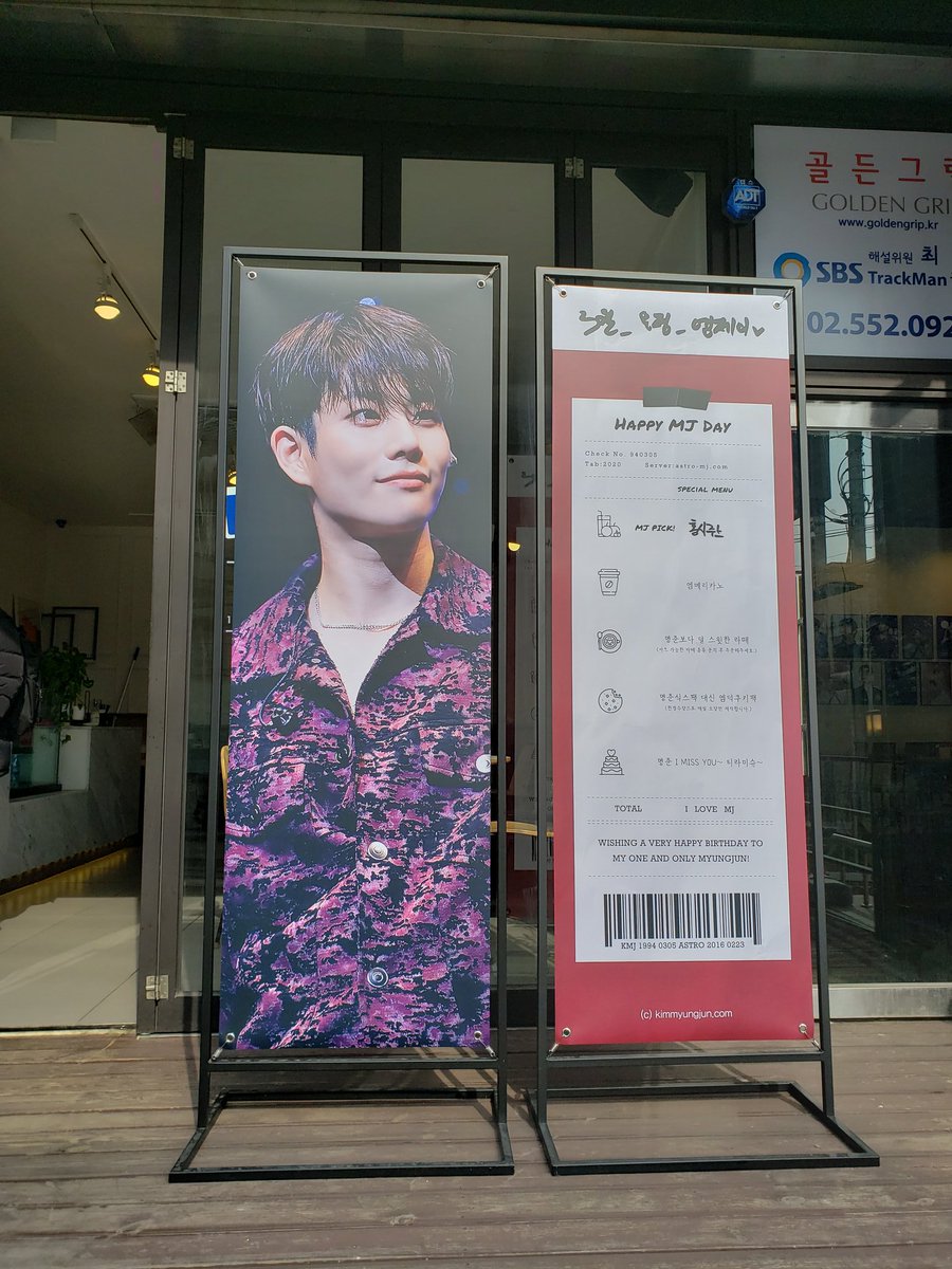 myung305's tweet photo. 입구부터 명준이가 반겨주는 예쁜 카페❤
액자 사진들이 다 예쁘고 캔디도 음료도 너무 귀엽구요😆정말 행복했어요😂
올해도 이벤트 진행해 주셔서 감사합니다!
#3월_요정_엠제이 #ASTRO_엠제이형님_탄생일 https://t.co/vn6tmRm1ik