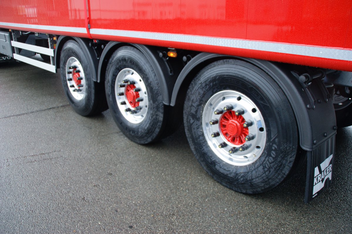 MFTCTrailers's tweet photo. Tim Wuyts sold this #KForce #kraker #movingfloor #trailer to #Stam #Transport. The trailer will be used for the #transportation of #bulk #products. #mastersinmovingfloortrailers. MFTC wishes Stam Transport many safe #miles al of course lots of #work with their new #powerhouse. https://t.co/afXfJPWLqI