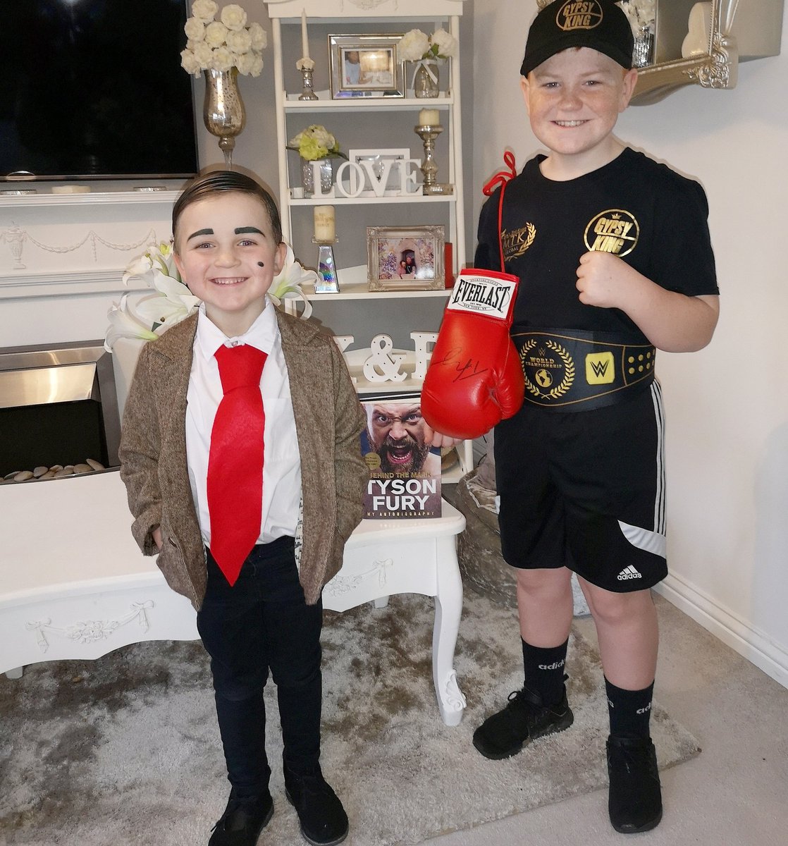 katrinajones88's tweet photo. World book day #worldbookday #tysonfury #mrbean https://t.co/rJWilQ4tGk