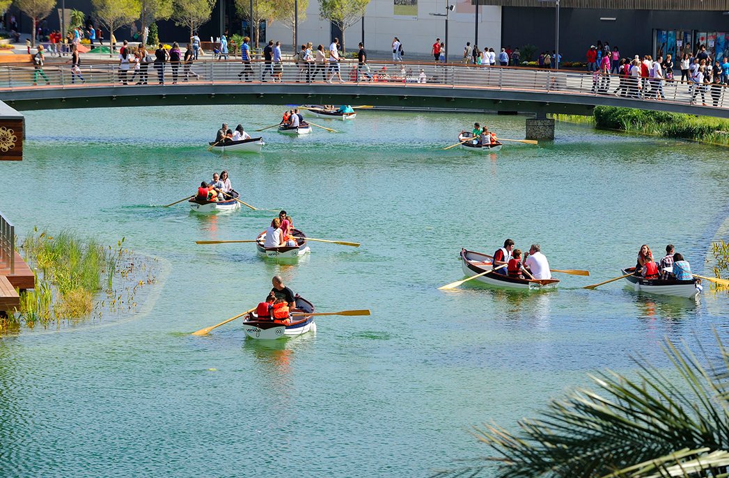 A las personas nos gusta pasear, comparar productos, tocarlos.Por eso los centros comerciales funcionan y muy bien. Puerto Mediterráneo contará con espacios de ocio en familia al aire libre que convertirán las compras en una experiencia 
cincodias.elpais.com/cincodias/2020…
<a href="/AECComerciales/">Aedecc</a>