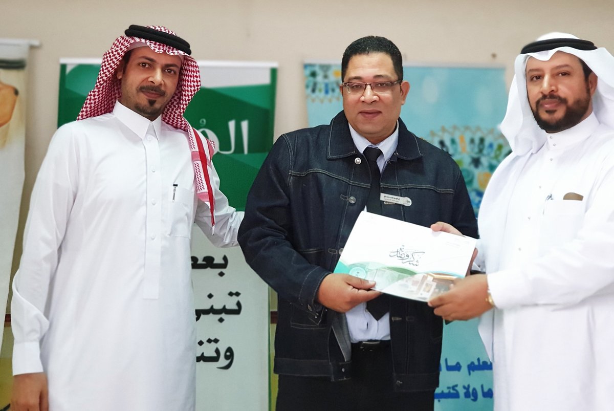 faysalya_school's tweet photo. كرم مشرف اللغة الإنجليزية الأستاذ عبدالسلام الغامدي
نيابة عن مدير مكتب التعليم بوسط جدة الأستاذ محمد عمر الشهري الطلاب المتأهلين للمرحلة النهائية في مسابقات اللغة الإنجليزية
وهما الطالبان :
هتان بشير-مسابقة التحدث
عمر أيمن-مسابقة الاستماع

@privateedu12
@OCJEDU https://t.co/8RW5lVbWRu