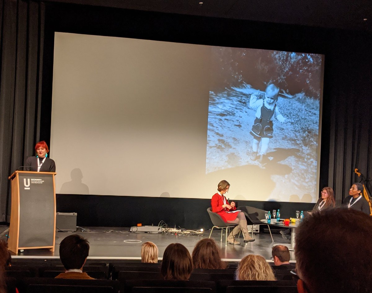 kulturtussi's tweet photo. @AndreaGeipel mit einem sehr persönlichen Einstieg in ihren Talk. Wie sie unterschiedliche Wege dazu brachten, Digital Media wissenschaftlich zu untersuchen. Heute ist sie Head of VRLab des @DeutschesMuseum #smartplaceseu #multiperspective https://t.co/e6WTeLRFJX