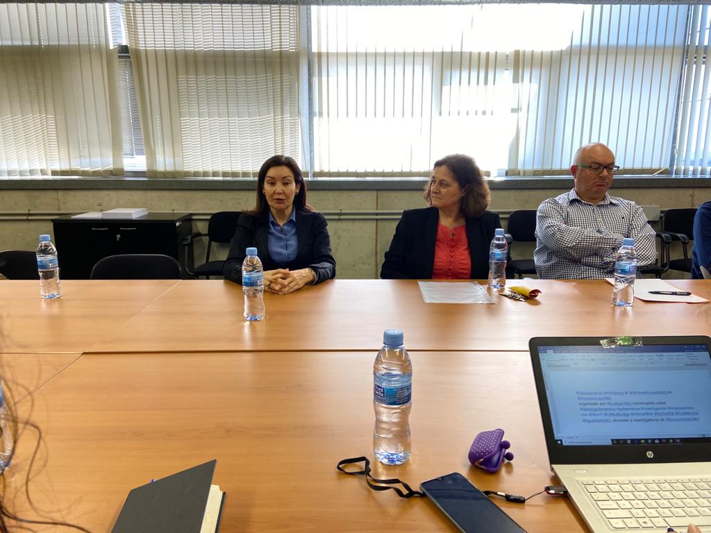 EconomicasUMU's tweet photo. Llegó el momento de compartir con @mirianizq nuestro #DesayunoCon en el seminario del departamento de Economía Aplicada @umu. https://t.co/LUHIkwidTp