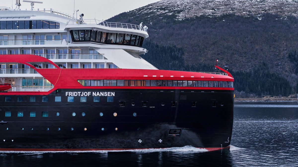 NEWS: #Dover showcase for world's first hybrid electric-powered cruise ship @Hurtigruten @HurtigrutenUK @Port_of_Dover #FridtjofNansen #GreenCruising #HybridPower investindover.co.uk/News/2020/Dove… (Photo credit @Hurtigruten)
