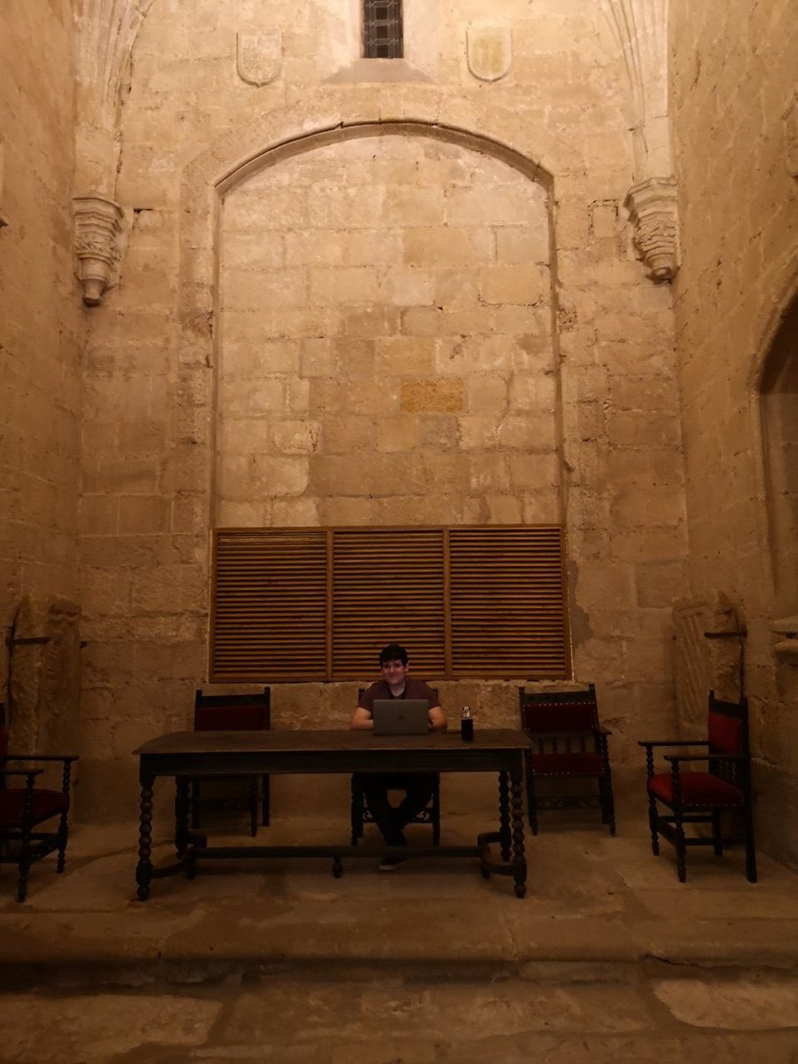 javirevillas's tweet image. Aquí, ultimando las slides en el castillo de Drácula. #DevOpsDaysCC20