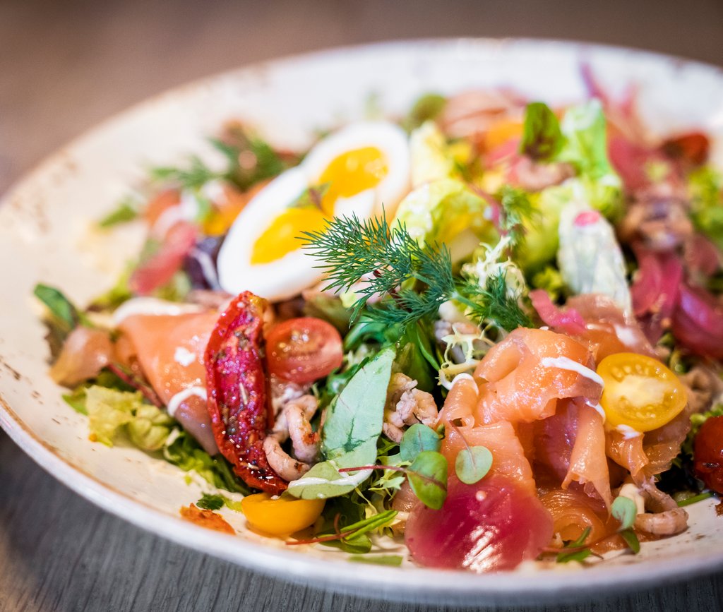 📣 LUNCHTIP! Zilt, zalig, zee. 🐟 Onze Zee maaltijdsalade is een waar feestje voor visliefhebbers. Garnalen, gerookte zalm, een zachtgekookt eitje... het zit er allemaal in! Kom je 'm vanmiddag proeven?