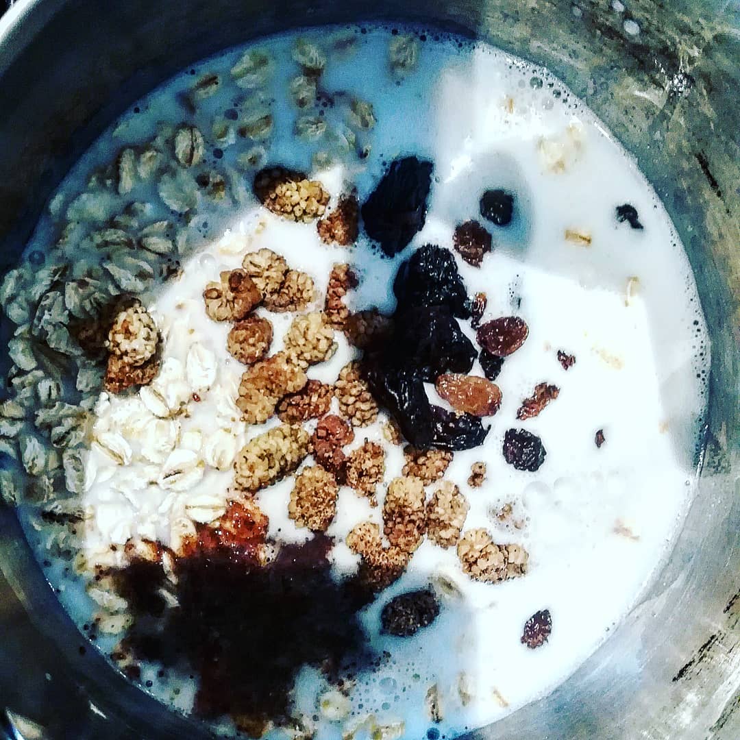 Healthy, cheap and easy to make porridge oats, made with homemade cashew nut mylk, added dried mulberries, coconut sugar and sultanas raison mix, delicious, hot and filling #veganeating #plantbased #breakfast #leckertastyandvegan My insta has more info @leckertastyandvegan