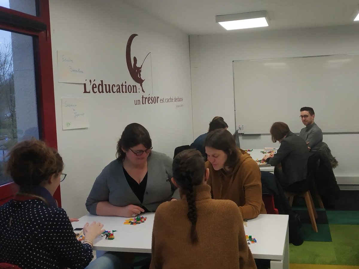 voyellefr's tweet photo. 💡 L'atelier #LEGOSeriousPlay facilité par @CelineGuez a permis de questionner et matérialiser les idées individuelles et collectives dans la #TransfoNum des entreprises. Ça vous tente ? GO prochain atelier ➡️➡️ https://t.co/FjhW2rrI5P https://t.co/4JPNe1lhCD