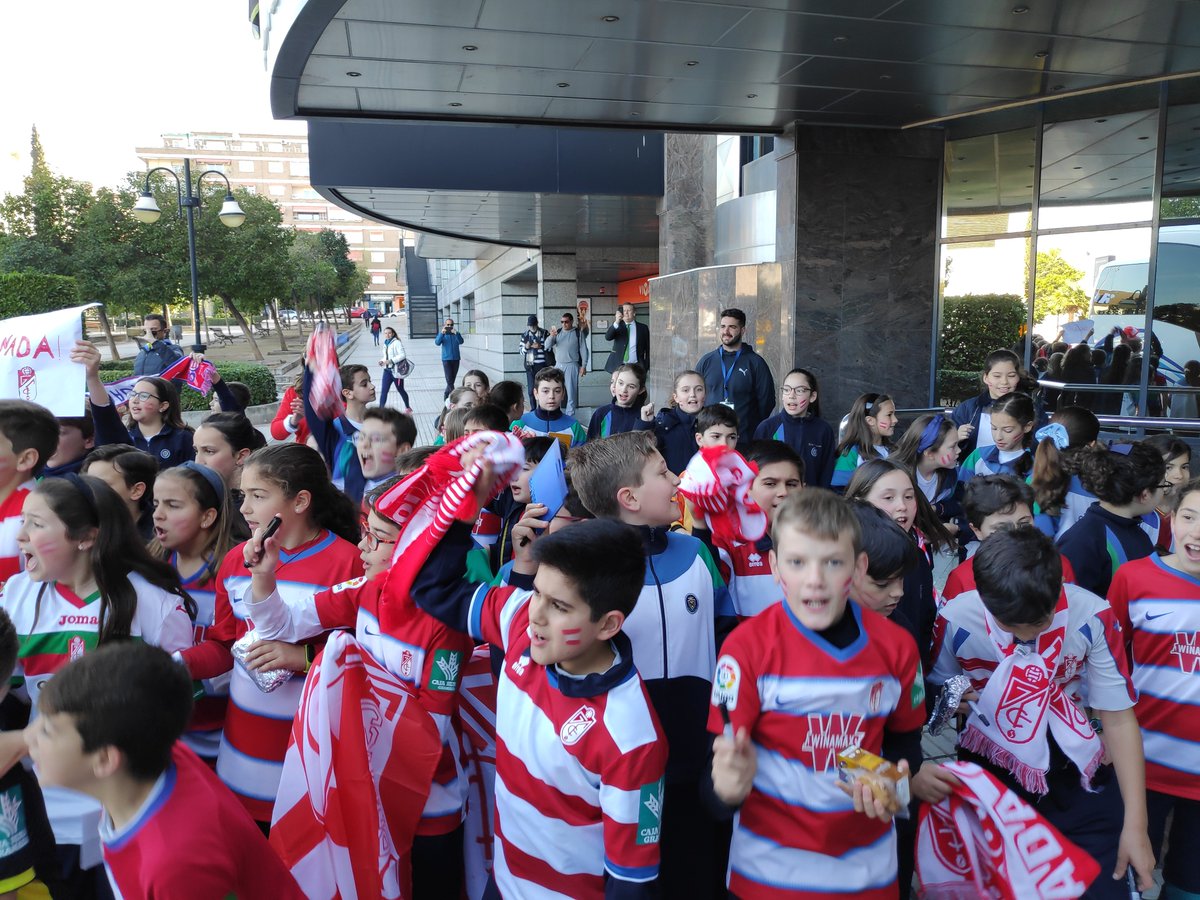 pmariagranada's tweet photo. Recibimos a nuestro @GranadaCdeF  ¡aquí tienes un empujón más! #ConFuerzayConValor #TuMeImportas https://t.co/EA7eTzgRZa