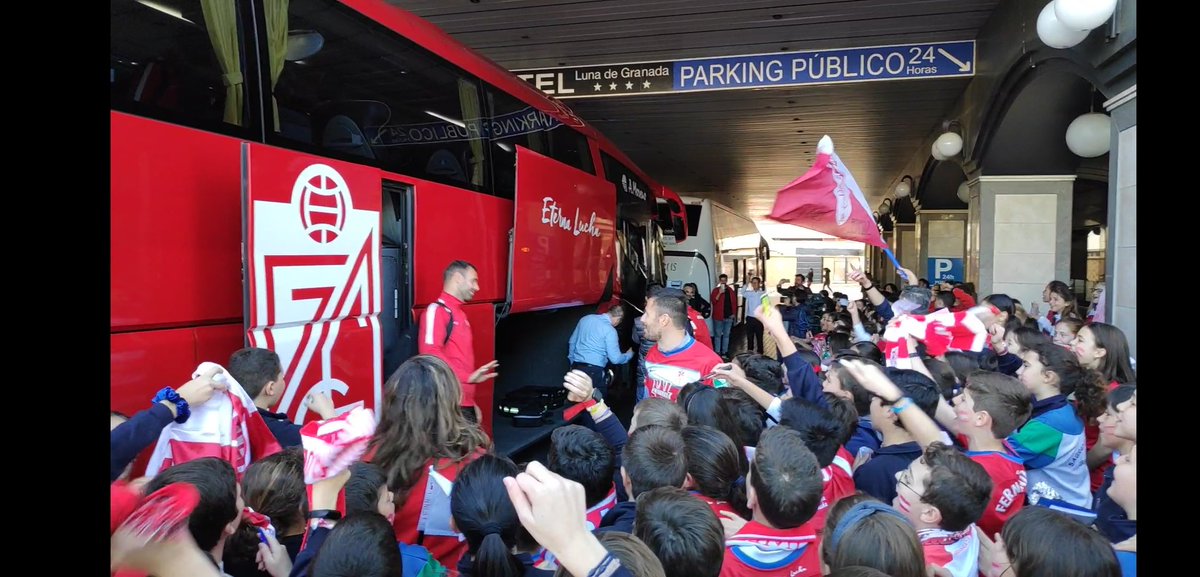 pmariagranada's tweet photo. Recibimos a nuestro @GranadaCdeF  ¡aquí tienes un empujón más! #ConFuerzayConValor #TuMeImportas https://t.co/EA7eTzgRZa