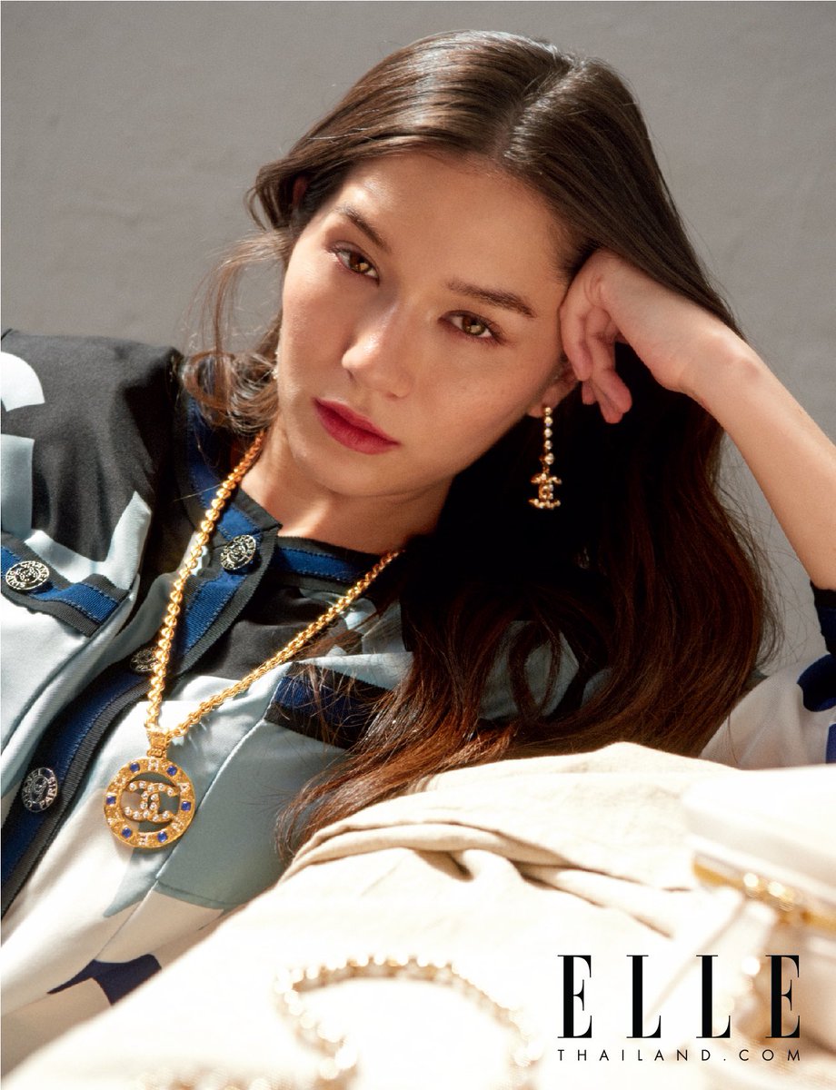 ELLEThailand's tweet photo. #ELLEMarch2020 พบกับนักร้องสาวคนสวย วี วิโอเลต @violettewautier กับแฟชั่นเซ็ตปกประจำเดือนมีนาคม 2020 ในเสื้อผ้าและเครื่องประดับจาก @CHANEL พบกันทุกแผงหนังสือทั่วประเทศตั้งแต่พรุ่งนี้เป็นต้นไป #CHANELSpringSummer #CHANELFineJewelry https://t.co/paZMd1zvxl
