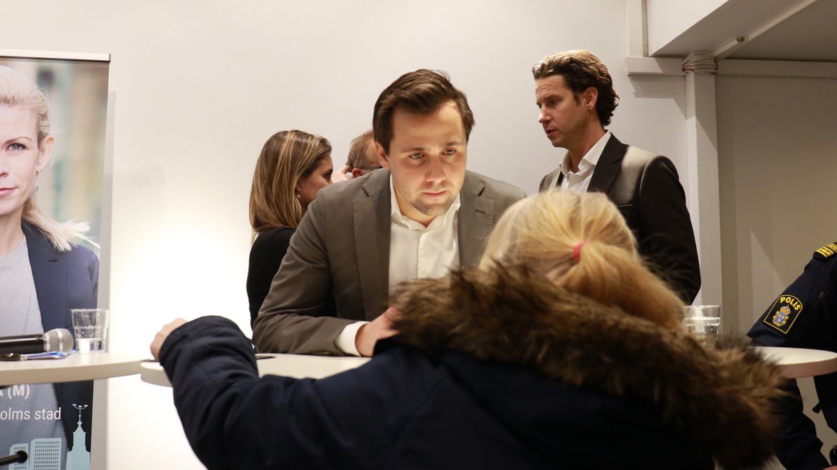 BenjaminDousa's tweet photo. I tisdags bjöd @SthlmMayor in till medborgarmöte i Kista. Många frågor om otryggheten på Kista busstorg och de insatser som nu genomförs för att få bort brottsligheten i Akalla. Bra initiativ för att träffa invånare!Ⓜ️ https://t.co/L1BnS4KyUw
