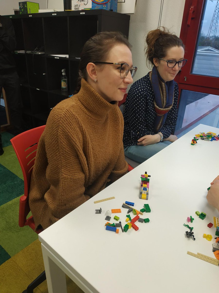voyellefr's tweet photo. 💡 L'atelier #LEGOSeriousPlay facilité par @CelineGuez a permis de questionner et matérialiser les idées individuelles et collectives dans la #TransfoNum des entreprises. Ça vous tente ? GO prochain atelier ➡️➡️ https://t.co/FjhW2rrI5P https://t.co/4JPNe1lhCD
