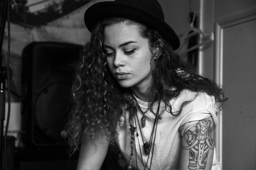 Tash музыкант. Notion таш султана. Tash sultana фото в тени с кольцами. Tash sultana 2022. Higneman tash.