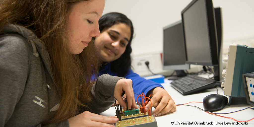 UniOsnabrueck's tweet photo. Wie spannend #Mathematik, #Informatik, #Naturwissenschaften und #Technik (kurz: #MINT) sein können, erklären Studentinnen bei einer Infoveranstaltung der Zentralen Studienberatung Osnabrück am Montag, 9. März:
https://t.co/JYhTpdnV2B
#UOSevent #Studienberatung #Wassollichstuderen https://t.co/s1QhT6HyB7