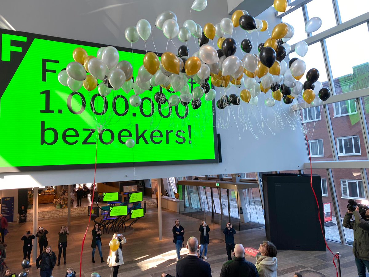 forum_groningen's tweet photo. Een miljoen bezoekers♥️! Vandaag is de 1.000.000ste bezoeker het Forum binnengelopen. In drie maanden tijd zoveel enthousiaste bezoekers overstijgt onze verwachtingen natuurlijk! Heb jij al bij ons op het dak gestaan? #miljoen #1000000bezoekers #forumgroningen https://t.co/8vqR9hkUdR