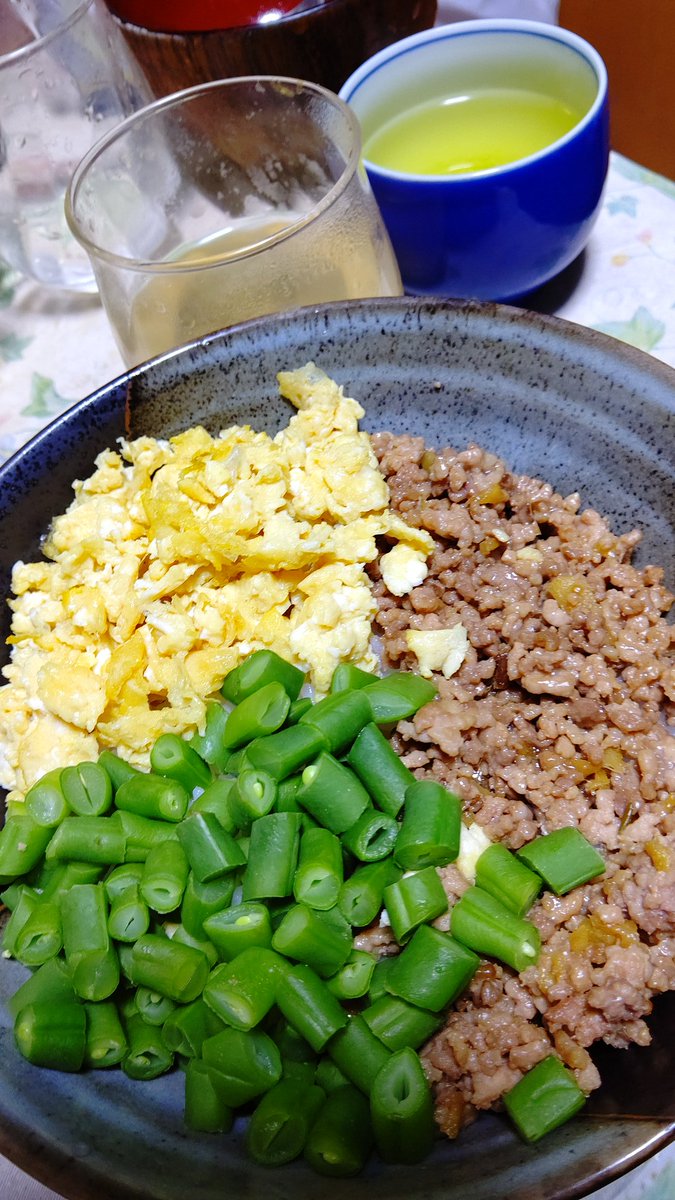 TuthT's tweet photo. こんな感じの我が家の

三色丼

ポイント、そぼろは生姜沢山入れて、わざと焦げる手前まで炒める

青物はお好きなものを、私はインゲン派ホントは七味マヨネーズトッピングしたい

たまごは、今回失���(笑)理想へは中々難しい
味は甘くは作らない派、醤油チョロリが美味しく感じる味に https://t.co/n7fQWhSlTO