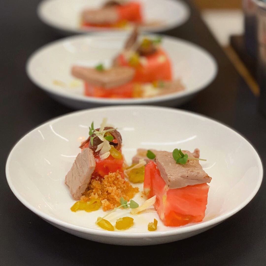 Tomato and tuna salad — a classic, but with a #madewithmimo touch. 👨‍🍳 A salty sliver of anchovy, some pickled guindilla peppers, a crunch of panko with smoked olive oil.... this is our kind of salad. 🍅🐟🍅🐟⁣⁣
⁣⁣
📷: @mylastbite
