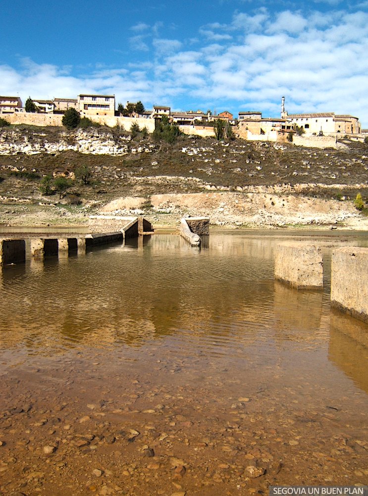 Segoviabuenplan's tweet photo. ¡Ahora sí, ahora no! Eso es lo que le pasa al Puente Viejo a los pies de la Villa de Maderuelo (#Segovia) Cuando baja el nivel del embalse de Linares se ve, cuando se llena… ¿De origen romano? Lo que sí se sabe es que era un paso con derecho a pontazgo. https://t.co/Iy3MYgxi7I https://t.co/RveBPHeT3j
