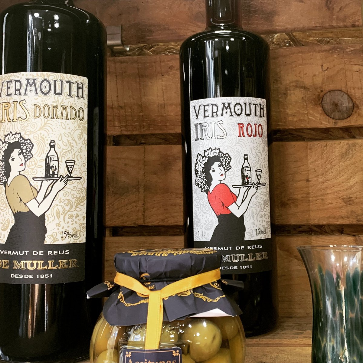 VermutCenter's tweet photo. Encara no heu decidit quin vermut voleu pel vostre aperitiu? Us proposem aquesta selecció de #VermutIris elaborats amb una selecció de vins i plantes aromàtiques i seguint la fórmula tradicional que li dóna el seu toc distintiu!

#vermutcenter #vermutiris #vermutirisdereus https://t.co/kGDllLveR9