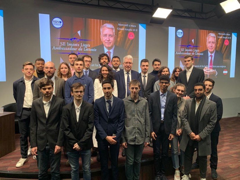 LesRDVC's tweet photo. Un grand merci à Son Excellence @imantsliegis pour son déplacement ainsi que cette conférence instructive !
Merci également à @CBenaroya et @tbs_education pour leur participation  et leur soutien !
On vous donne rendez-vous le 28&amp;29 mars pour le TIMUN avec @TSMUN1 ! https://t.co/quOwEH9kAD