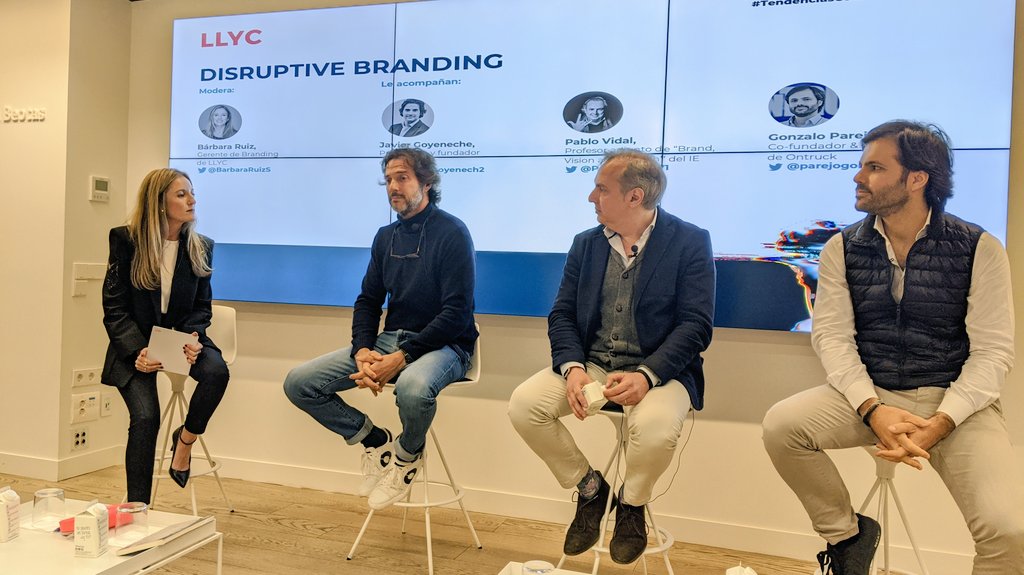 LLYC_Global's tweet photo. Damos paso al panel "Disruptive Branding" moderado por @BarbaraRuizS, Gerente de #BrandingLLYC. Participan @JavierGoyenech2, Pte. y Fundador de @ecoalf; @Pablo_Vidal71, Profesor adjunto del @IEbusiness y @parejogonzalo, Cofundador &amp; CMO de @ontruckcom #TendenciasComunicaciónLLYC https://t.co/wUfqSeAfBg