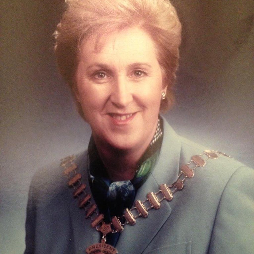 WoodlandsHouse's tweet photo. . @OriginalIrishHt are celebrating the #WomenofOriginalIrishHotels ahead of International Women’s Day. Last week Elaina became the new @IHFcomms President following in Mary’s footsteps 20yrs on. Women leading Women. #motherdaughter #originalirishthursday #InternationalWomensDay https://t.co/qpqXrfVff6