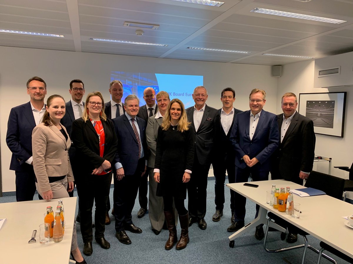 DIHK_News's tweet photo. #GreenDeal, #KMU-Strategie, Industriestrategie – die Top-Themen der Sitzung des Board Europa heute. Unternehmer + IHK-Vertreter tauschen sich in Brüssel mit Mark Nicklas @EU_Growth, Aleksandra Tomczak @eu_commission und @Vegnere aus. #GemeinsamEuropaGestalten
#vdLCommission https://t.co/EiTmJAP4vT