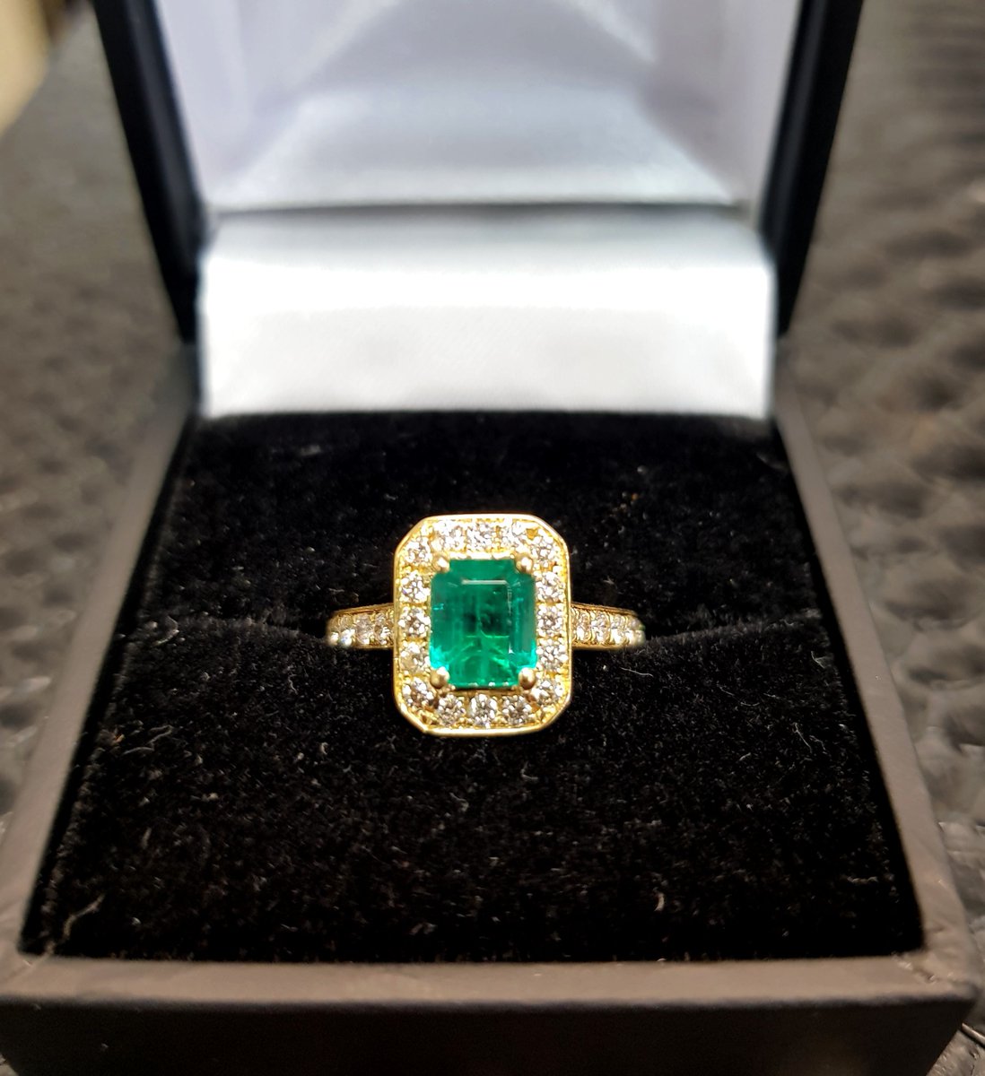 sylveralondon's tweet photo. We have a wide range of #handcrafed pieces to suit every style &amp; budget. https://t.co/thvjwBp0Z0

#bespokeservice #bespokejewellery #diamonds #emeralds #colouredgems #ColombianEmeralds #emeraldring #diamondemeraldring #emeraldjewellery #giftspiration #yellowgold #bespokering https://t.co/zvYem9M3Nz