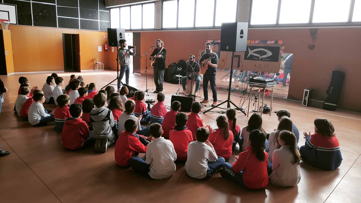 Avui amb els <a href="/almadeboqueron/">Alma de Boqueron</a> al <a href="/EscolaTeide/">Escola Teide</a> de rumba i tallers d' <a href="/escoladerockedu/">Escola de Rock</a> ❤️ #innovaciópedagògica #activismemusical #transformaciósocial