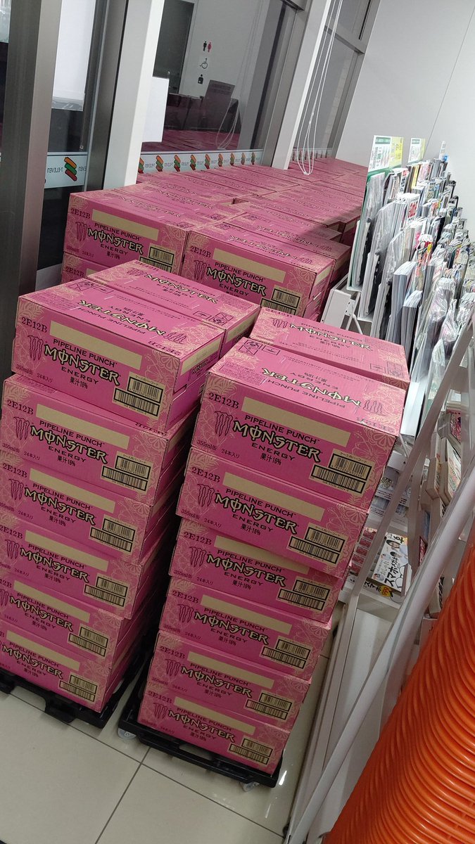 誤発注 セブンイレブンの店内がモンスターエナジーだらけ 隙間という隙間にモンエナ 話題の画像プラス