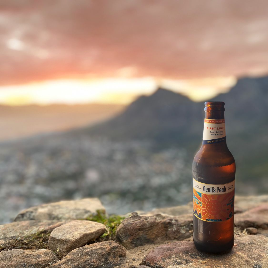 DevilsPeakBeer's tweet photo. First Light at First Light 🌞🍺 

Since its inception this beer has stolen the hearts of many a beer drinker, now takes on a fresh new look. Expect the same friendly flavours and easy drinking golden ale!

#DevilsPeakFirstLight #DevilsPeakBeer #GoldenAle #NewLook https://t.co/hwq1ZnumFV