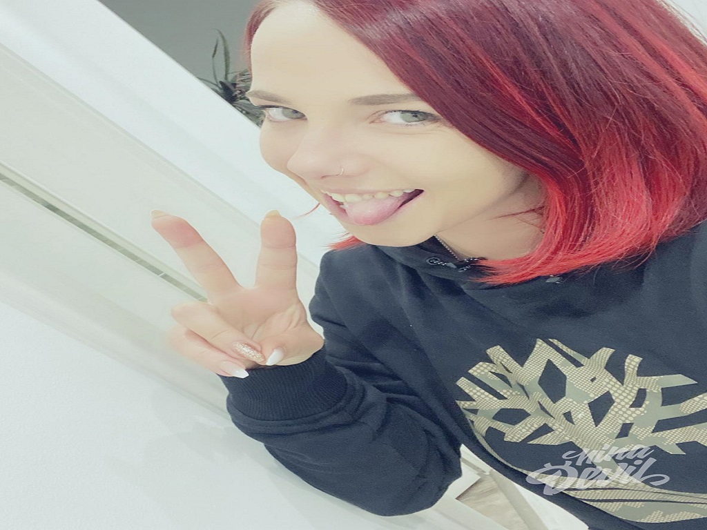 Ab sofort kannst du mir wieder bei Whatsapp schreiben, hier kommst du direkt zu meiner Nummer Grinsendes Gesicht -> ninadevil.info