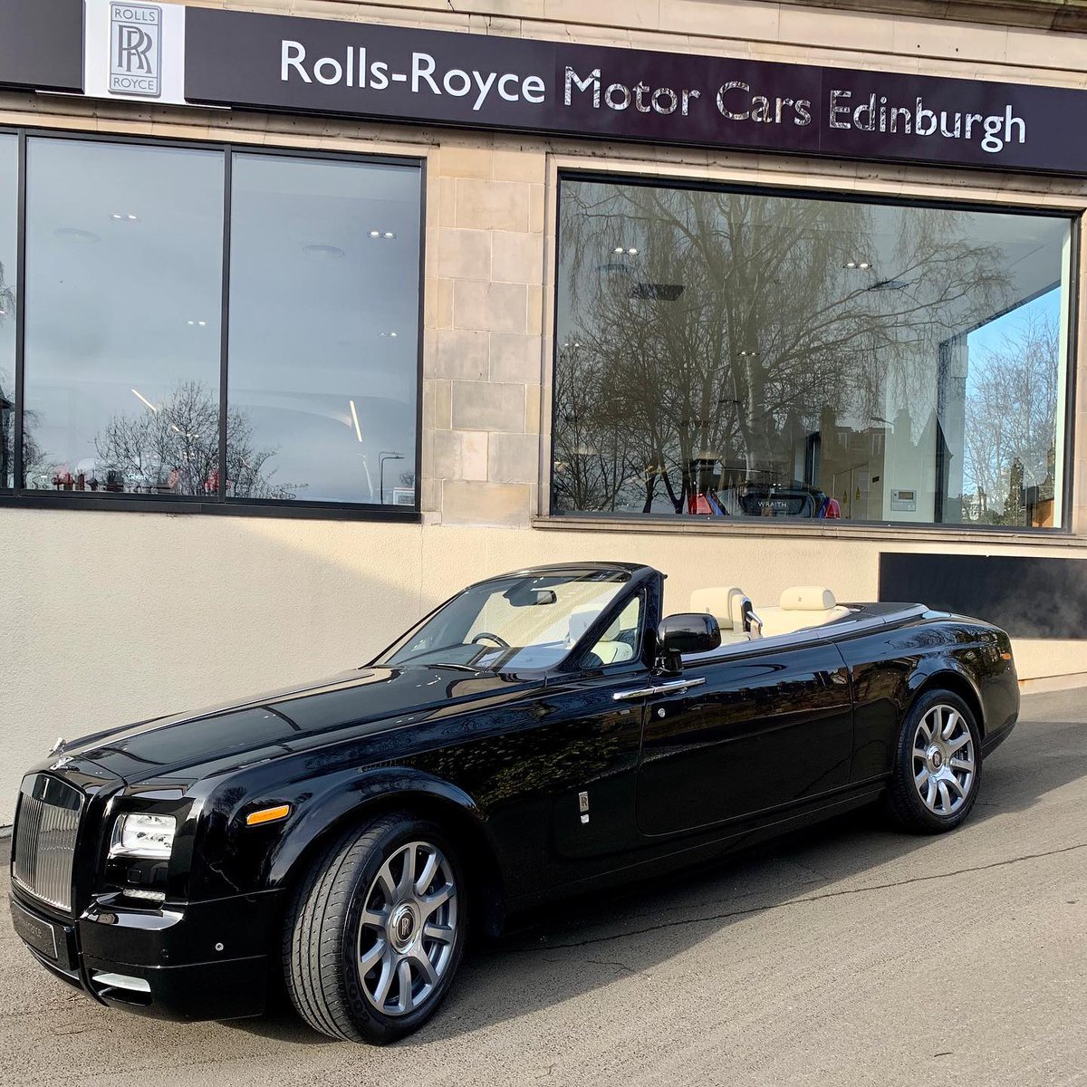 GRANGEMOTORS's tweet photo. Rolls-Royce Motor Cars Edinburgh welcome this Phantom Drophead into stock. This is the perfect car for the imminent Spring/Summer months!
#GrangeEngage #RollsRoyceEdinburgh #Phantom #PhantomDrophead #RollsRoyce https://t.co/Uun3dbRPPo