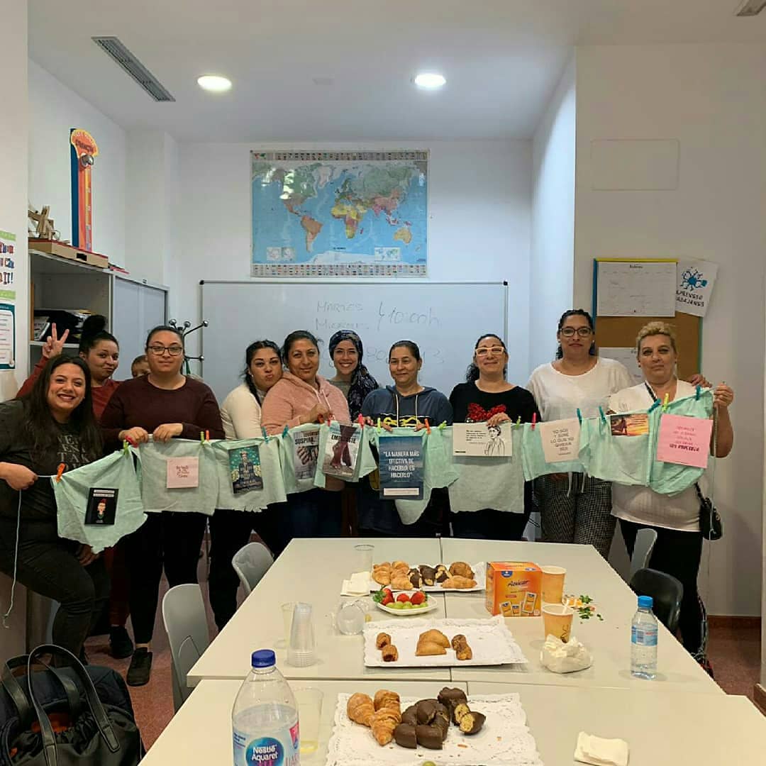 gitanos_org_elx's tweet photo. Primera sesión grupal del programa Calí, por la Igualdad de las Mujeres Gitanas en Elche.
#fsgelche #programaCalí #igualdad #empoderamiento #mujeresgitanas #caminandojuntas #irpf @fundlacaixa #fondosocialeuropeo https://t.co/4V9p2va1Qv